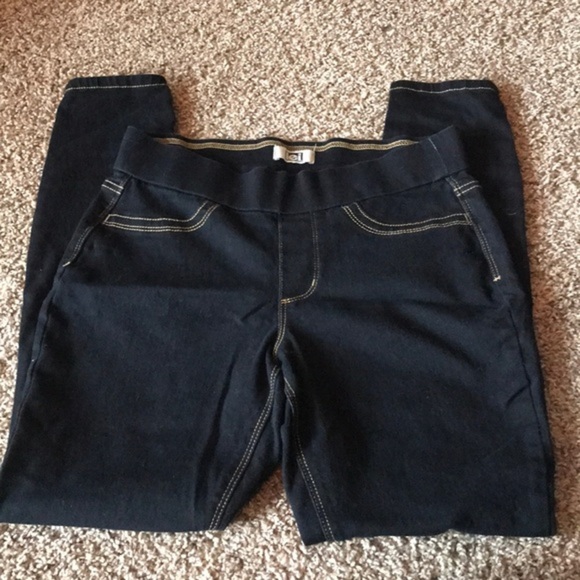 L.E.I. Black Jegging Jeans, Back pockets - Picture 3 of 5